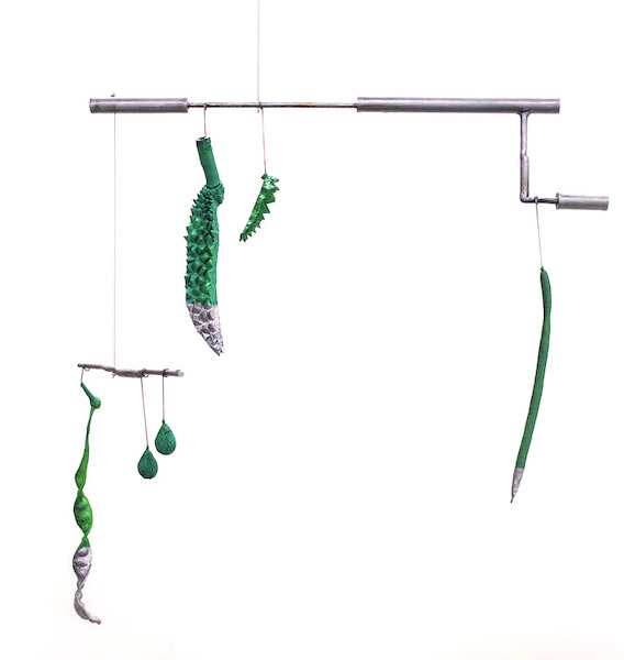 &nbsp;La Sera Che Scende #1, plomb, acier, pigments, 70 x 90 x 45 cm, 2025&nbsp;&nbsp;&nbsp;Hadrien G&eacute;renton vit et travaille &agrave; Bangkok.Dans ce nouvel ensemble d&rsquo;&oelig;uvres, l&rsquo;artiste approfondit son exploration des formes botaniques,&nbsp;pr&eacute;sentant une s&eacute;rie de sculptures&nbsp;et d&rsquo;objets fonctionnels qui prolongent son utilisation de longue date des cactus et de la flore tropicale.Moul&eacute;es &agrave; partir de raquettes de cactus et de graines,&nbsp;les mati&egrave;res d&rsquo;Hadrien G&eacute;renton sont transform&eacute;es en mobilier sculptural et en mobiles suspendus.Autour des sculptures se d&eacute;ploie&nbsp;une s&eacute;rie d&rsquo;aquarelles de petit format, paysages oniriques qui esquissent les contours d&rsquo;un territoire agricole en mutation.&nbsp;Les images qui en r&eacute;sultent repr&eacute;sentent des &eacute;cosyst&egrave;mes alt&eacute;r&eacute;s par l&rsquo;intervention humaine,&nbsp;mais remarquablement d&eacute;pourvus de toute figure humaine. Dans leur qui&eacute;tude, elles &eacute;voquent un sentiment de s&eacute;quelles &ndash; un regard introspectif sur des paysages portant l&rsquo;empreinte silencieuse de l&rsquo;exploitation&nbsp;et du changement.&nbsp;